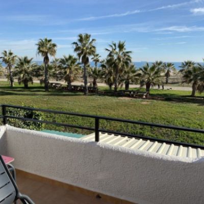 Vista del paseo marítimo y la playa desde una de las terrazas de las habitaciones