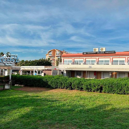 Restaurante y alojamiento en primera línea de playa 01