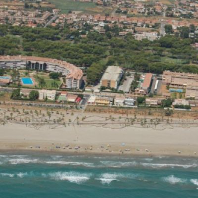 Vista aérea de  la playa con el restaurante