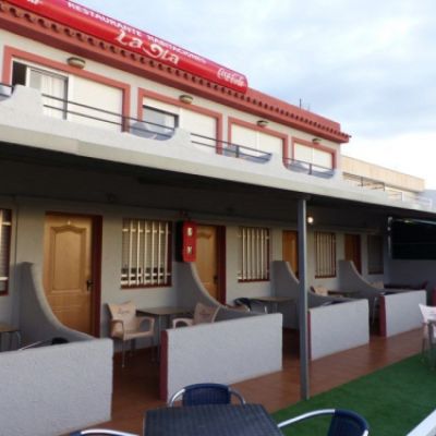 Vista lateral de las terrazas de las habitaciones en dos plantas