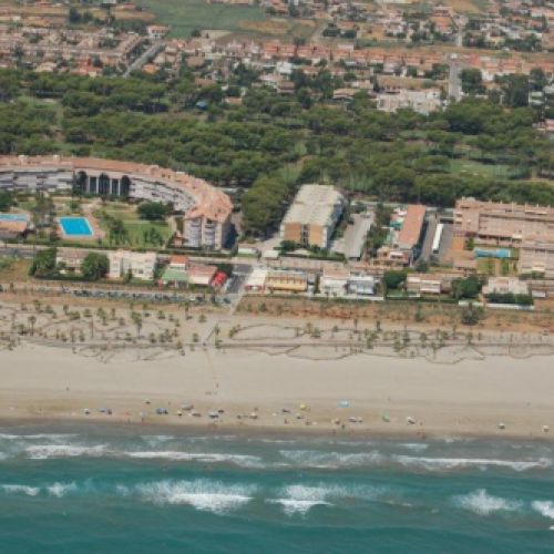 Vista aérea de  la playa con el restaurante