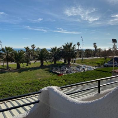 Vista de la playa desde la terraza con paredes blancas