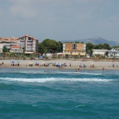 Vista de la playa con montañas al fondo