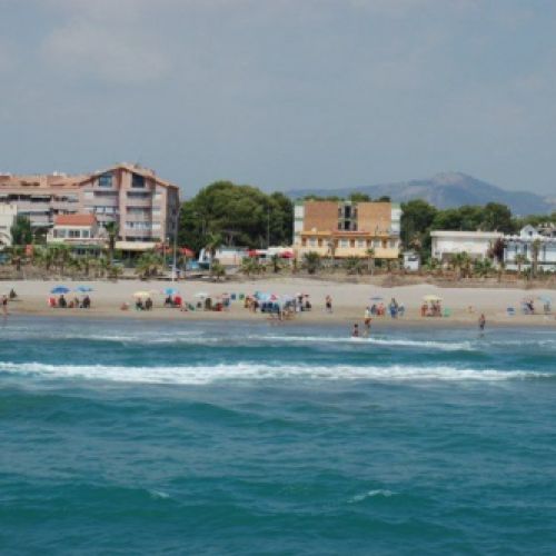 Vista de la playa con montañas al fondo