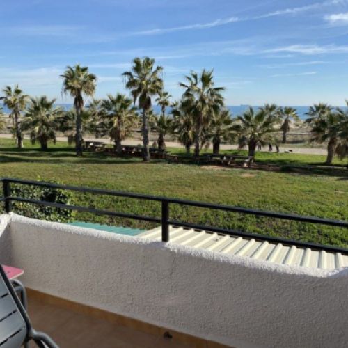 Vista del paseo marítimo y la playa desde una de las terrazas de las habitaciones